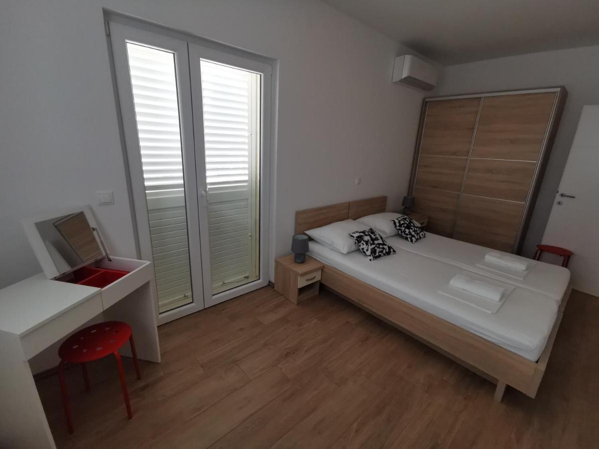 Apartmani Kronjac Milna  Eksteriør billede