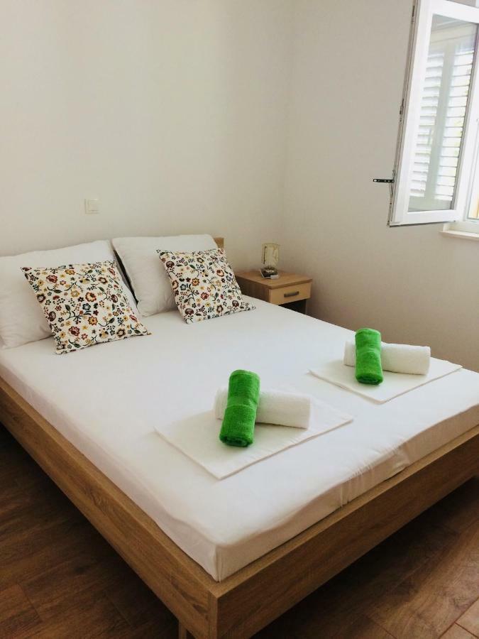 Apartmani Kronjac Milna  Eksteriør billede